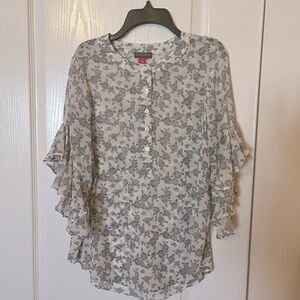 Vince Camuto Pintuck-Pleated Flutter-Sleeve Blouse size XS. Excellent condition